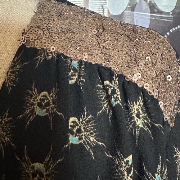 House of Harlow Long Sleeve Blouse With One Button on Back. Size medium - Picture 10 of 10